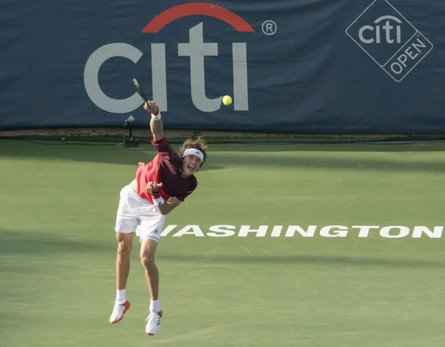Alexander Zverev springt beim Aufschlag vor der Citi-Werbewand in Washington 2016 hoch
