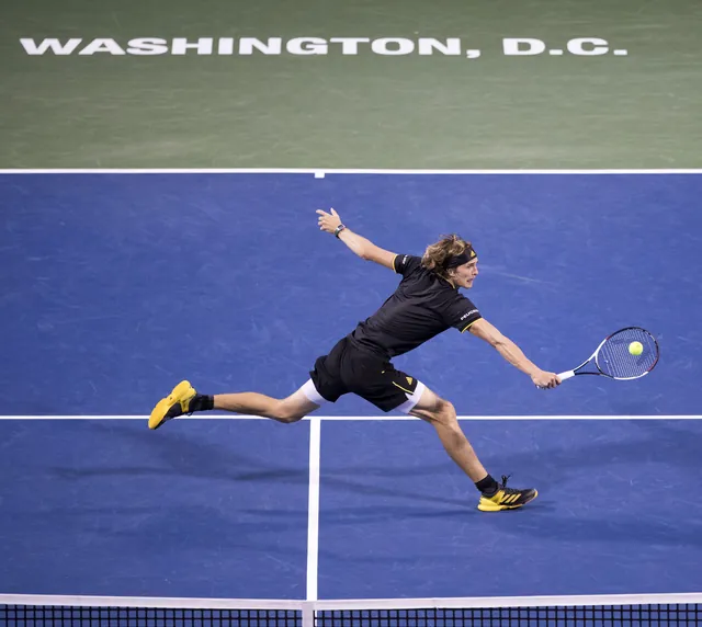 Alexander Zverev in Schwarz macht einen weiten Ausfallschritt zur Vorhand auf dem blauen Hartplatz in Washington