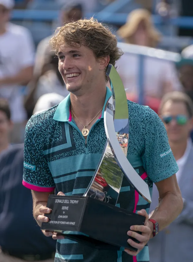 Lächelnder Alexander Zverev hält bei den Citi Open 2018 in Washington die Siegertrophäe