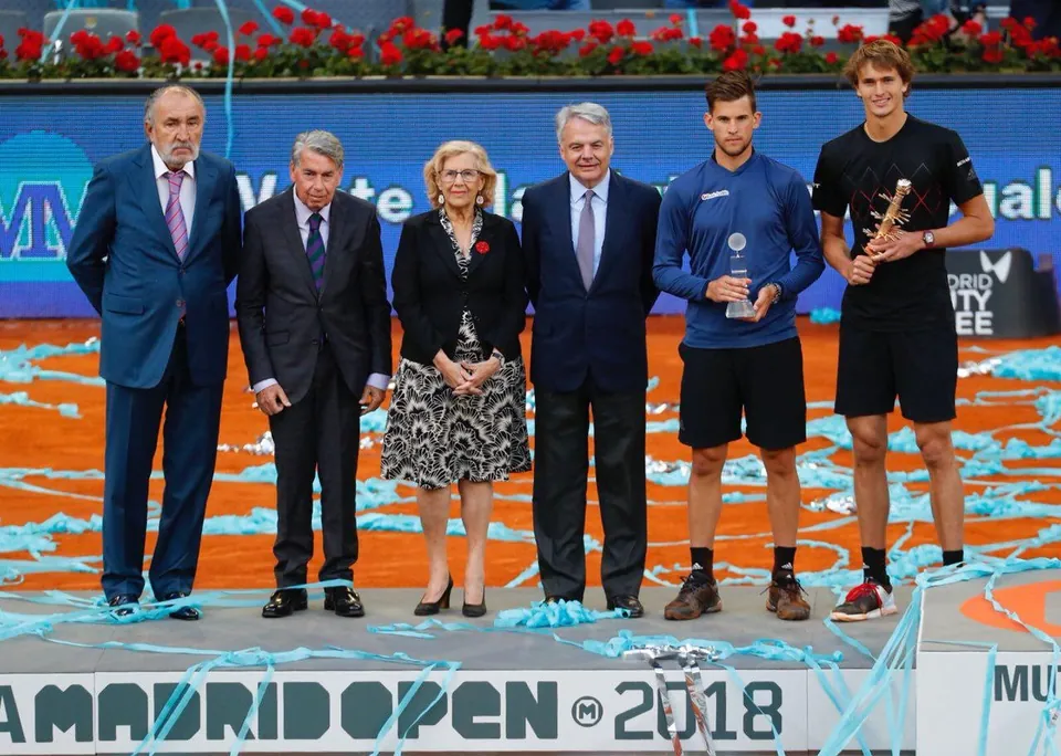 Alexander Zverev mit dem Siegerpokal neben Dominic Thiem und Ehrengästen bei der Siegerehrung der Madrid Open 2018