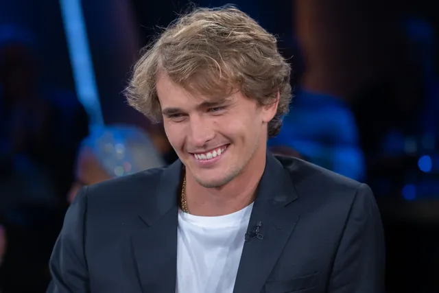 Lächelnder Alexander Zverev im dunklen Sakko als Gast der NDR Talk Show 2022
