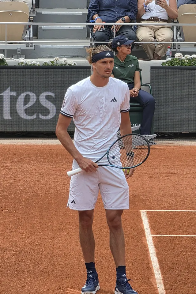 Alexander Zverev steht mit Schläger an der Grundlinie auf Sand, Roland Garros 2026