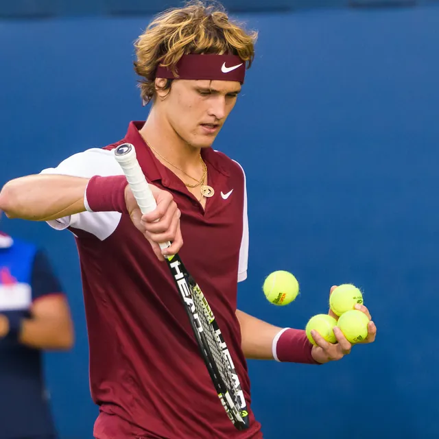 Alexander Zverev mit Schläger und drei Bällen in der Hand in der Qualifikation der US Open 2015
