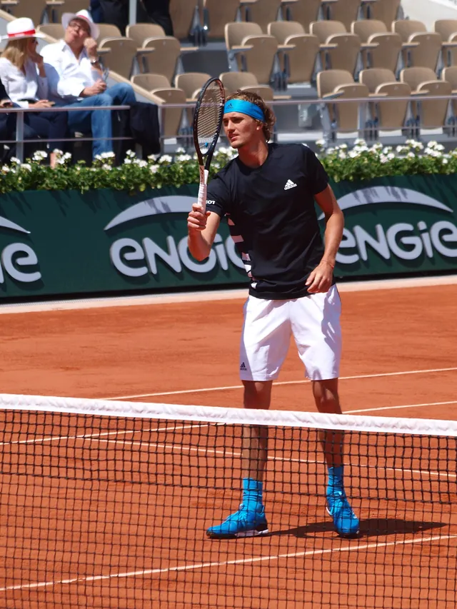 Alexander Zverev mit erhobenem Schläger im Viertelfinale von Roland Garros 2019