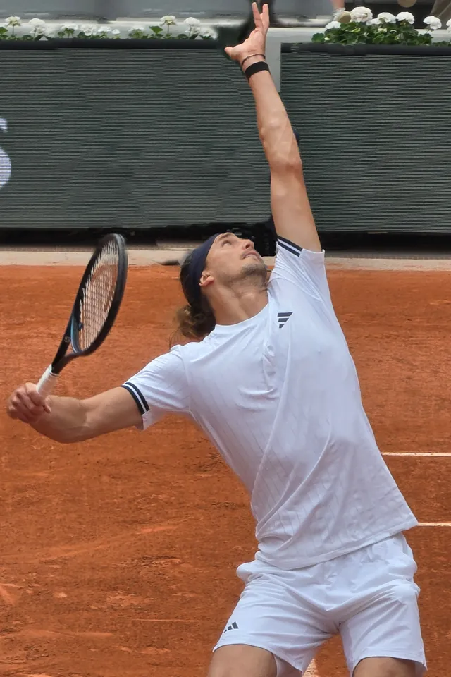 Alexander Zverev beim Aufschlag in Roland Garros 2026, Schlägerkopf mit Besaitung sichtbar
